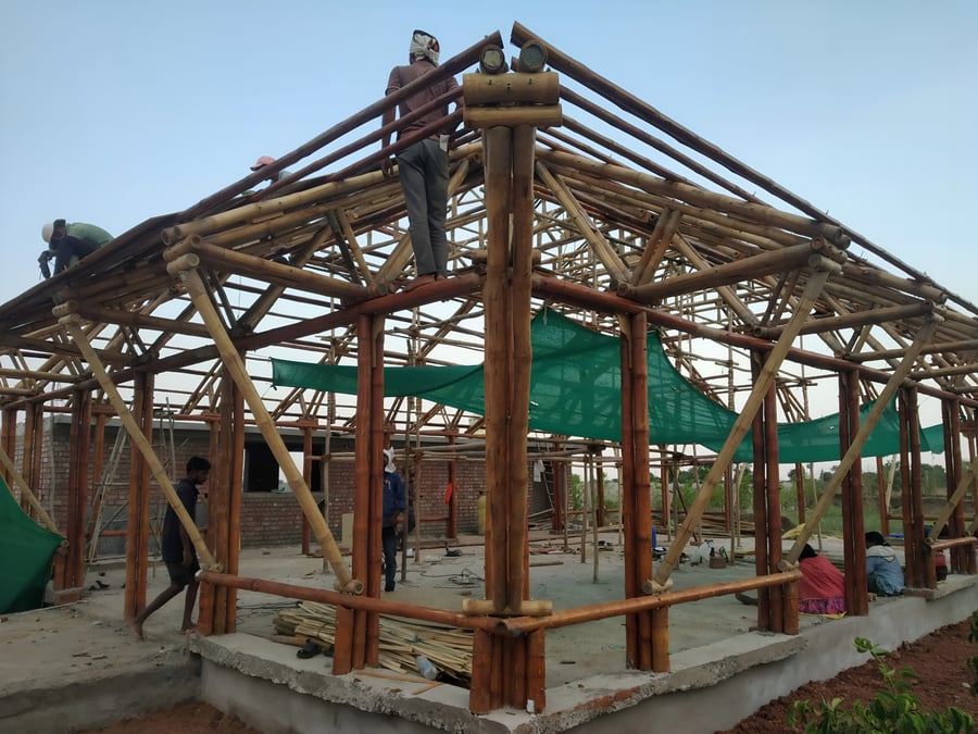 Purlin layer being fixed across trusses